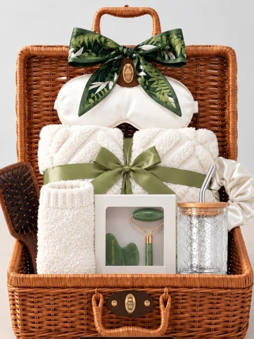 White & Olive Green Womenโs Spa Gift Set - Luxurious Bath & Body